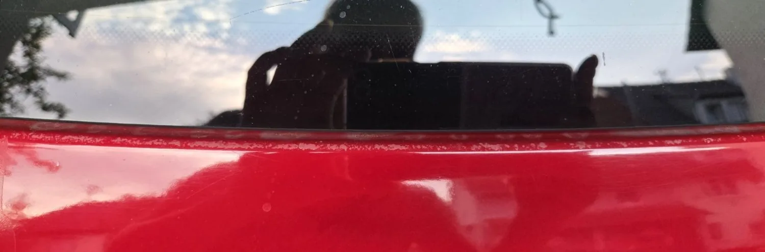 Lackkante unter der Heckscheibe