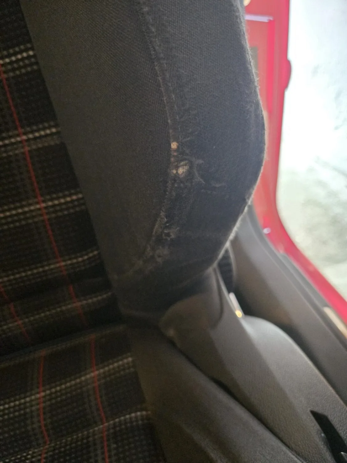 Nahaufnahme des Stoffschadens am Sitz