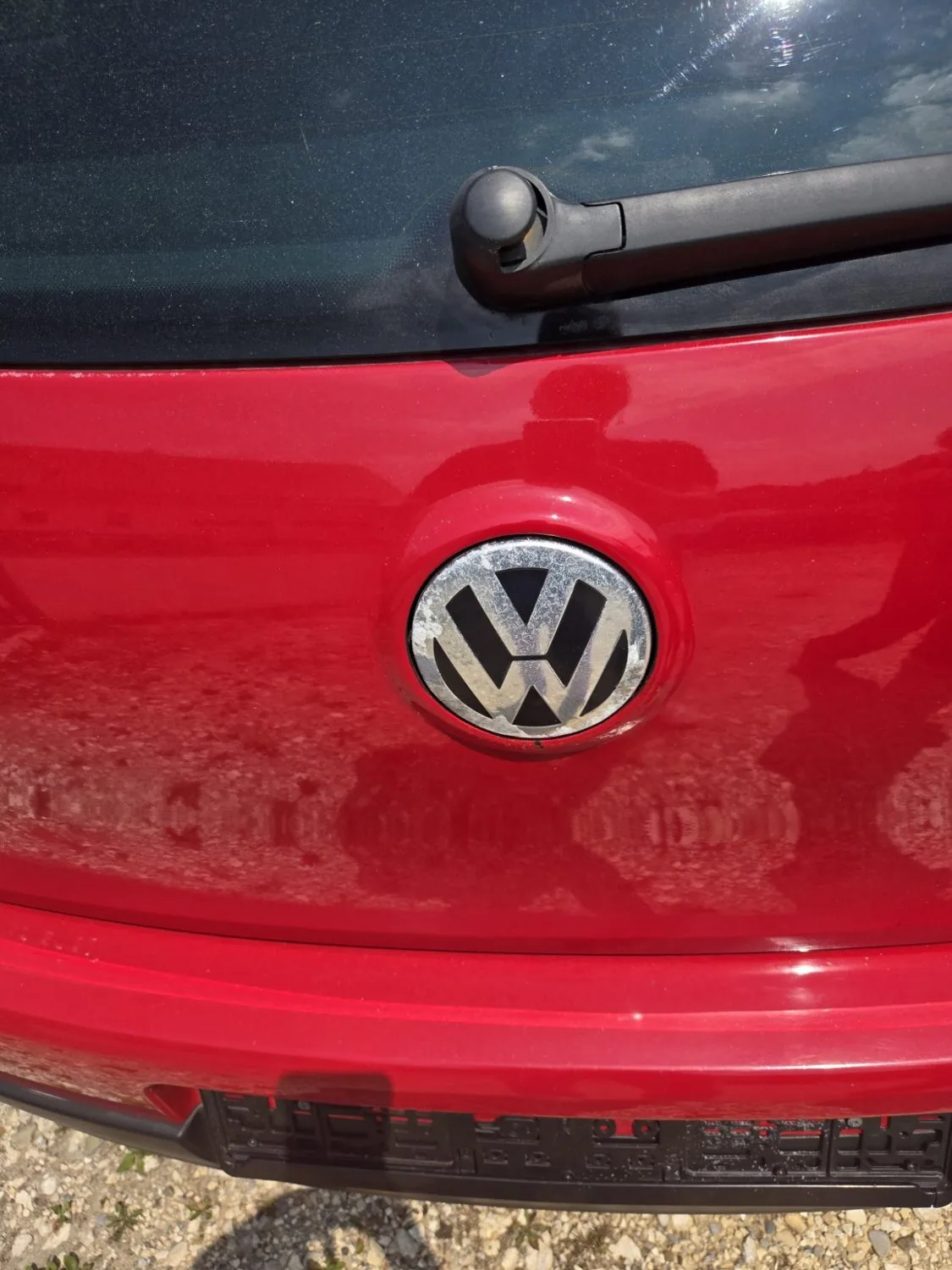 Verwittertes VW-Heckemblem
